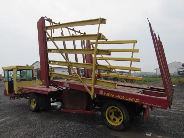  New Holland 1069 Bale Wagons and Trailer