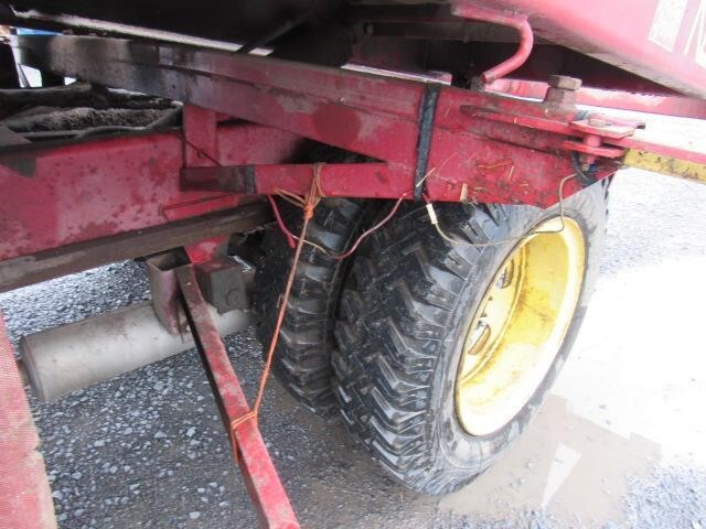  New Holland 1069 Bale Wagons and Trailer