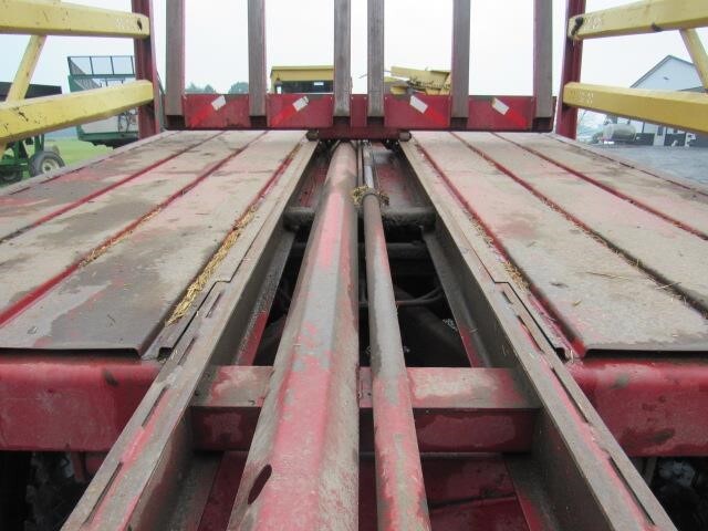  New Holland 1069 Bale Wagons and Trailer