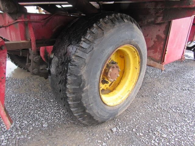  New Holland 1069 Bale Wagons and Trailer