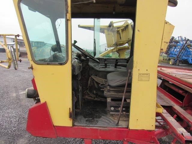  New Holland 1069 Bale Wagons and Trailer