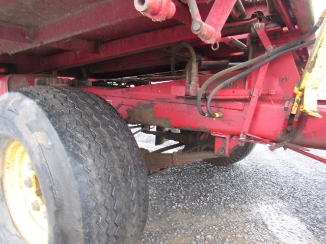  New Holland 1069 Bale Wagons and Trailer