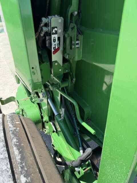  John Deere 560M Round Baler