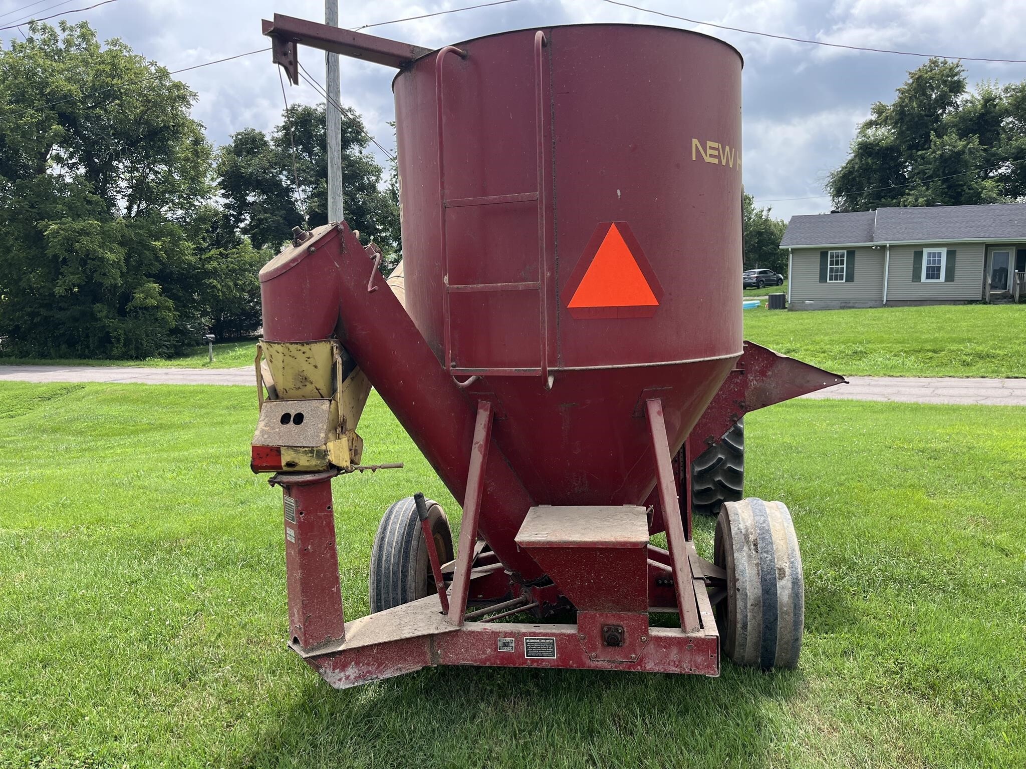  New Holland 353 Grinders and Mixer