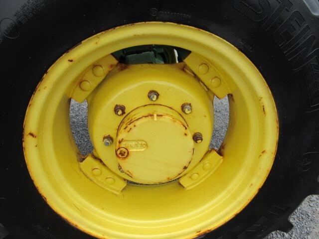 2015 John Deere 5085E Tractor