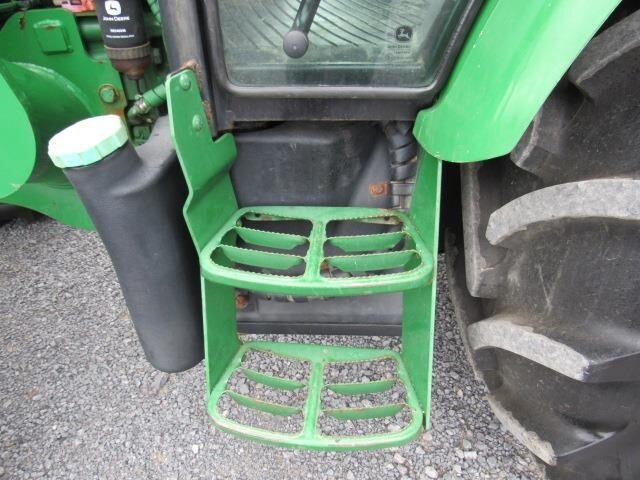 2015 John Deere 5085E Tractor