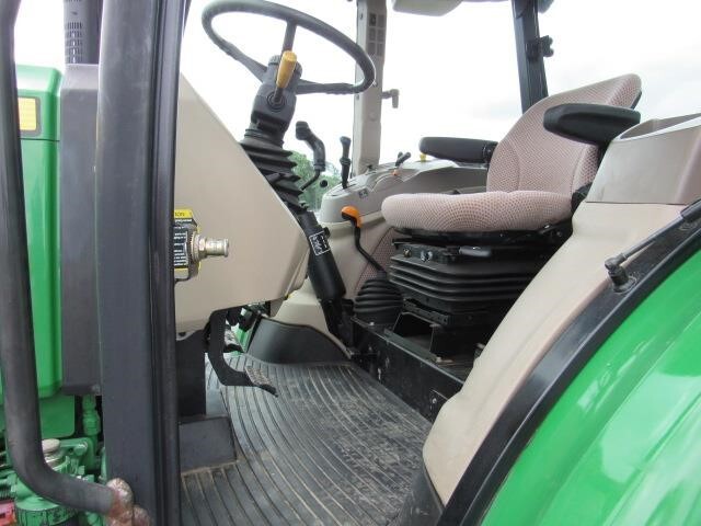 2015 John Deere 5085E Tractor