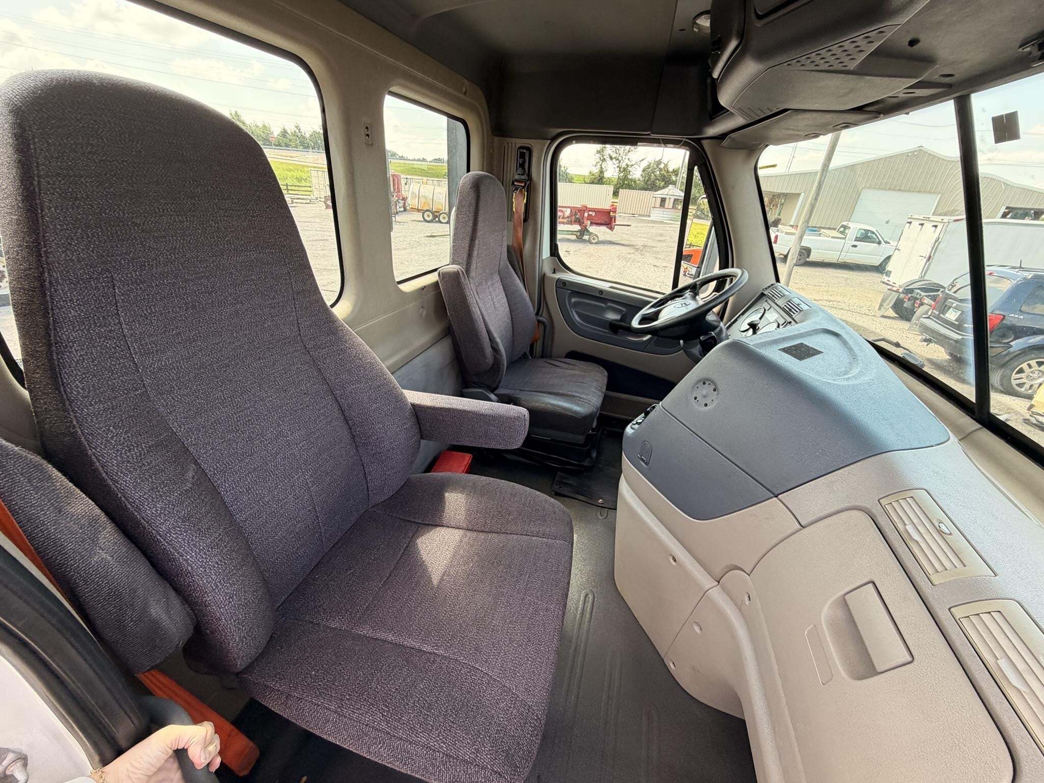 2016 Freightliner Cascadia 125 Semi Trucks/Trailer
