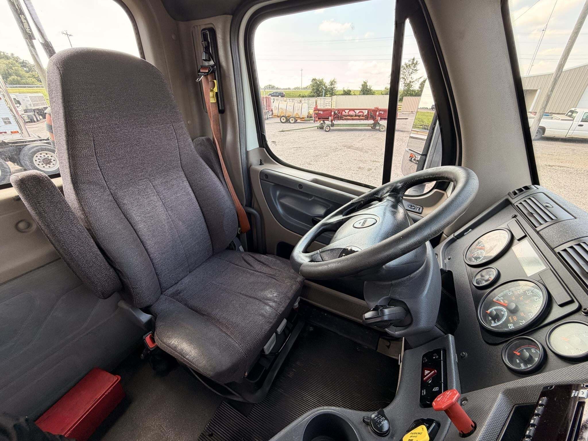 2016 Freightliner Cascadia 125 Semi Trucks/Trailer