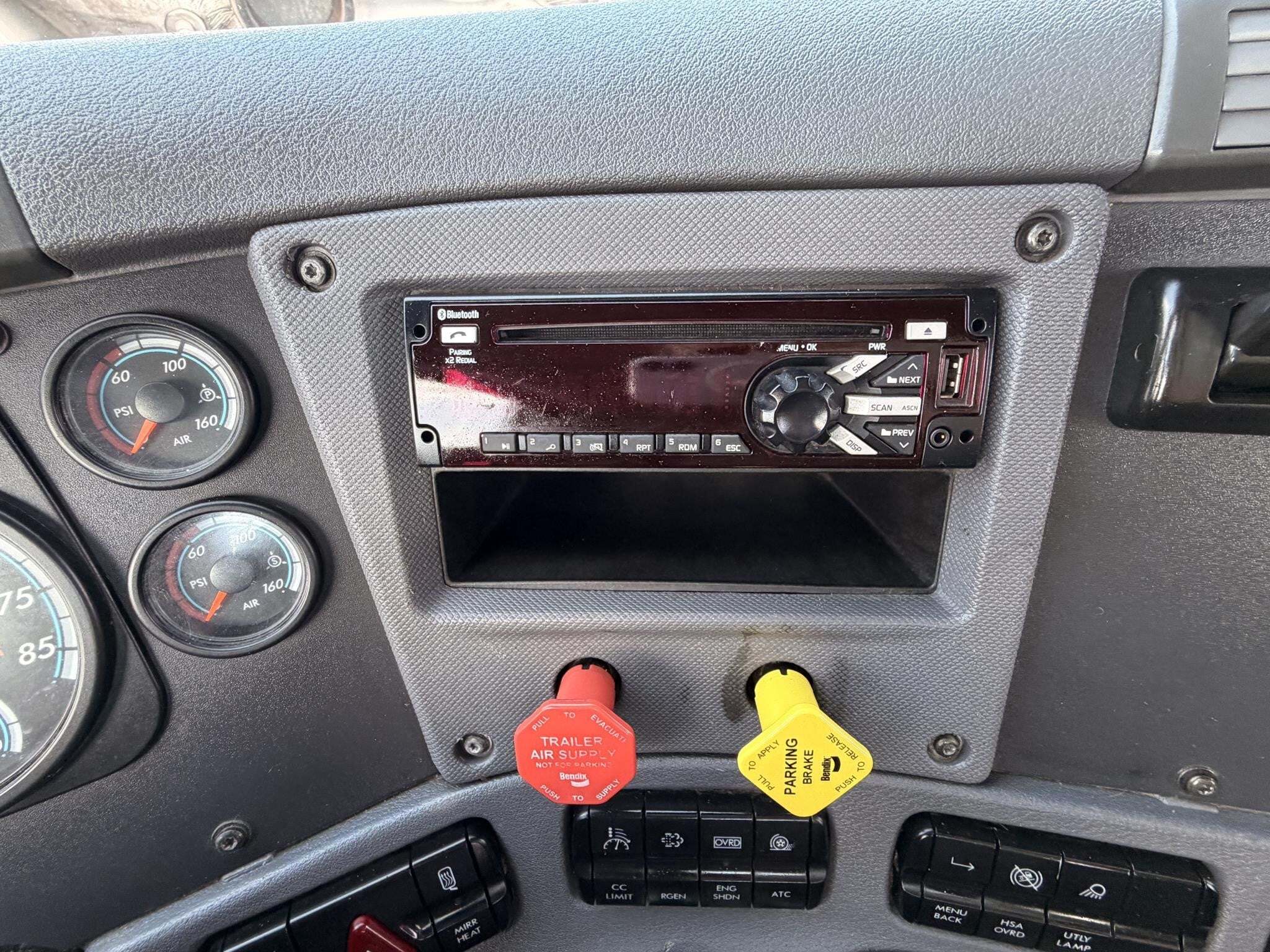 2016 Freightliner Cascadia 125 Semi Trucks/Trailer