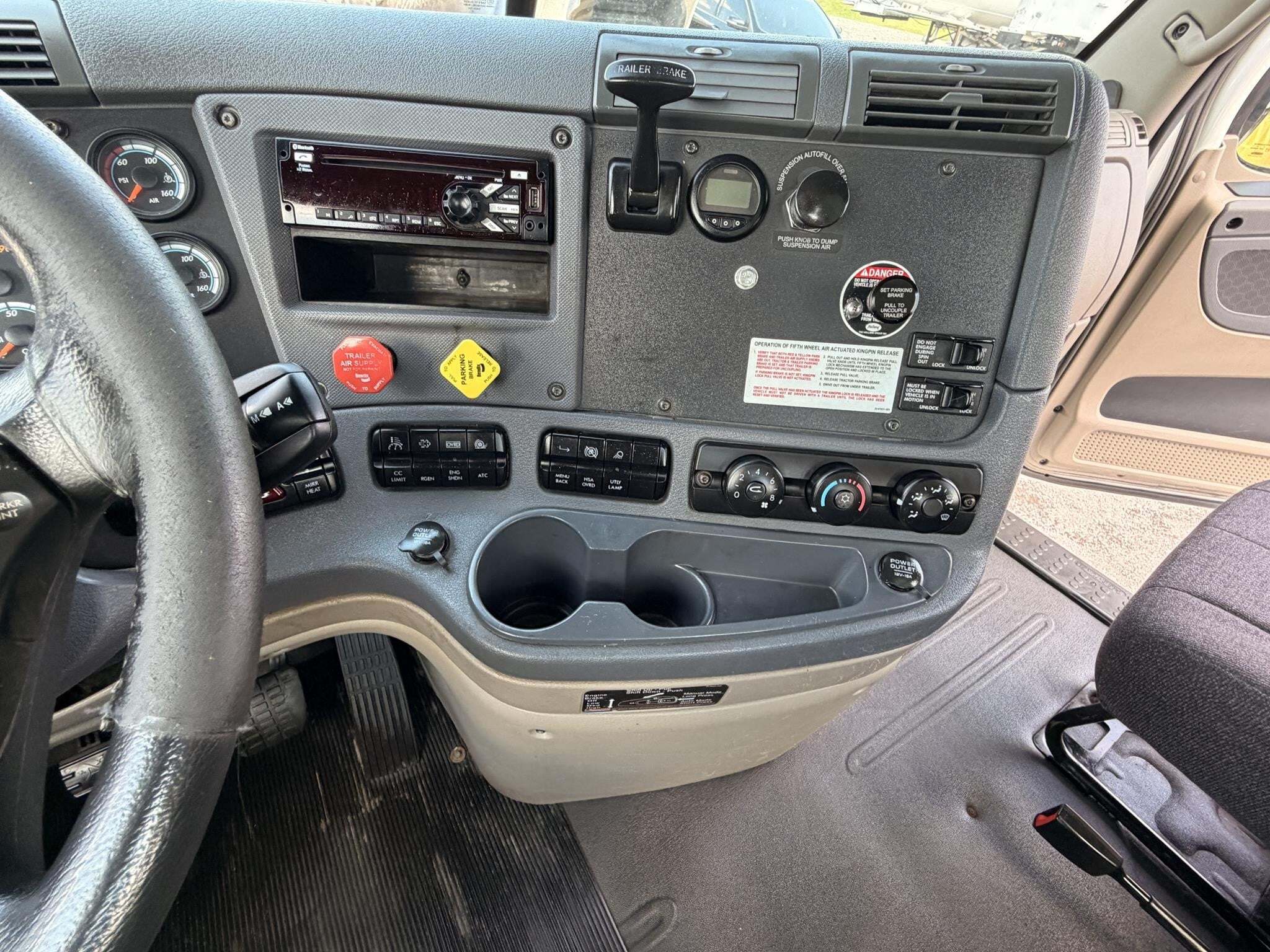 2016 Freightliner Cascadia 125 Semi Trucks/Trailer