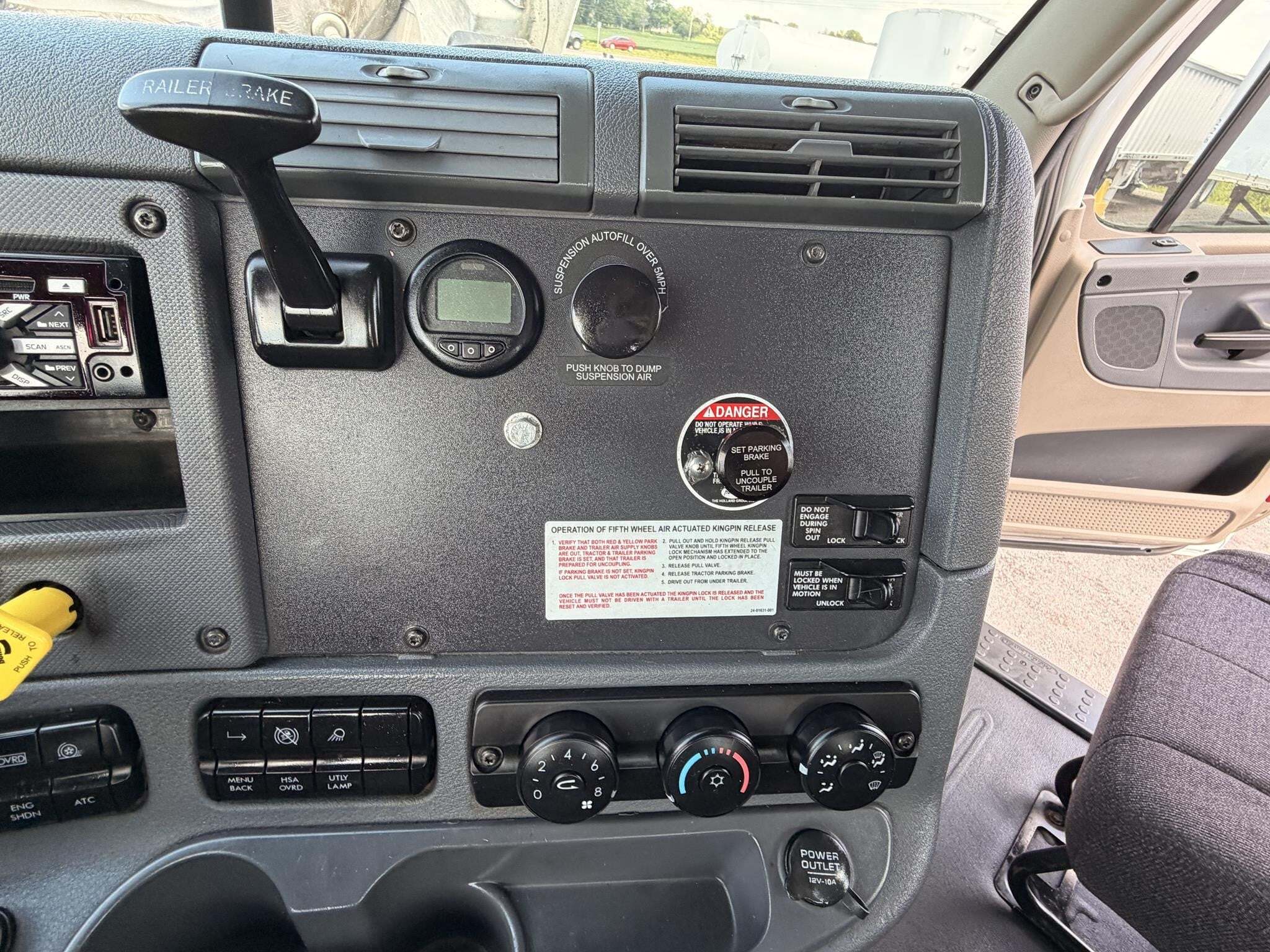 2016 Freightliner Cascadia 125 Semi Trucks/Trailer