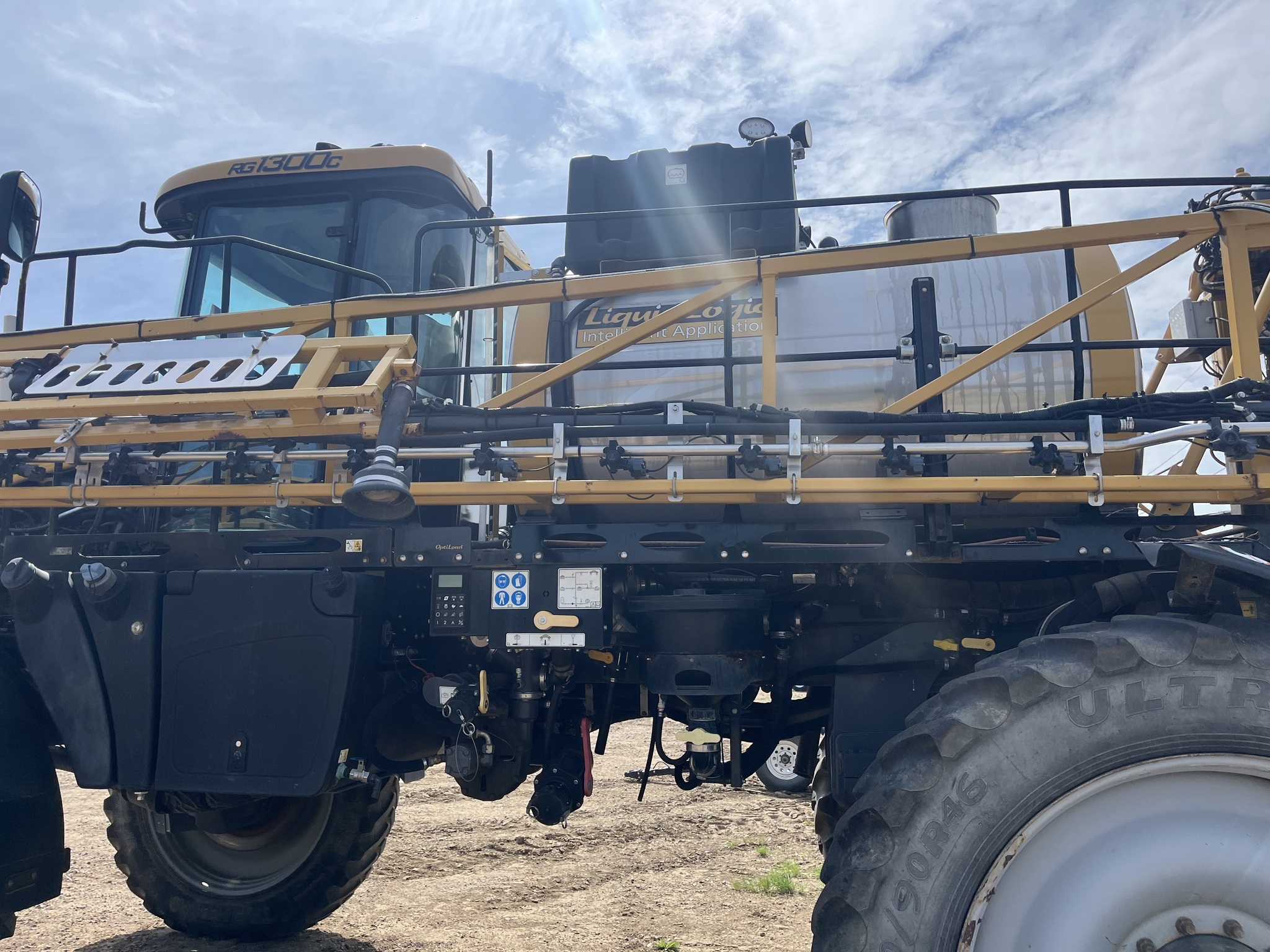 2018 ROGATOR RG1300C Self-Propelled Sprayer