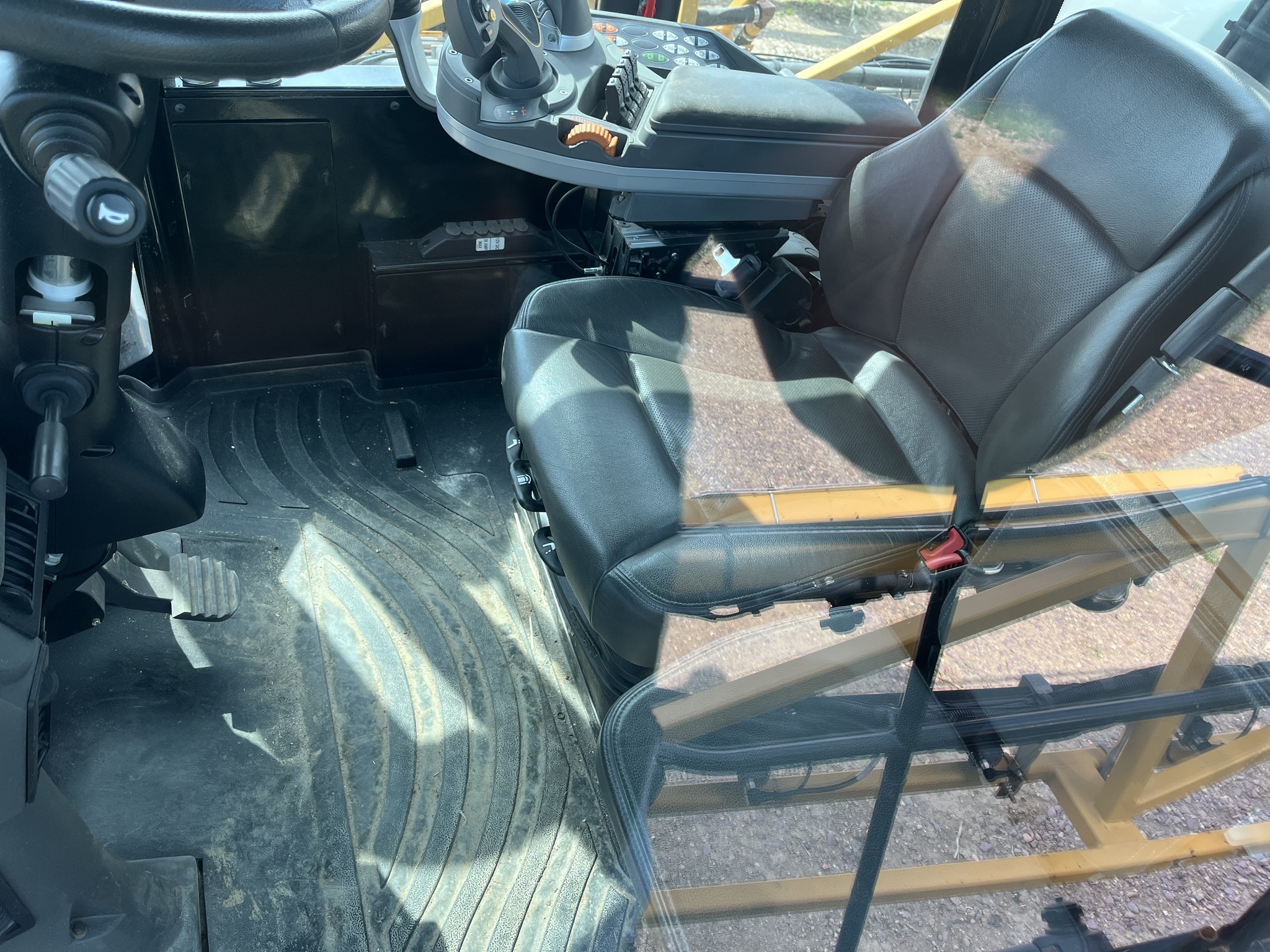 2018 ROGATOR RG1300C Self-Propelled Sprayer