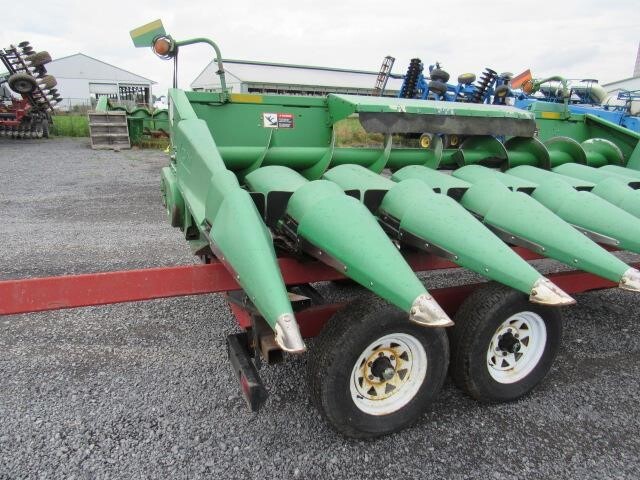 1996 Clarke 820 Corn Head
