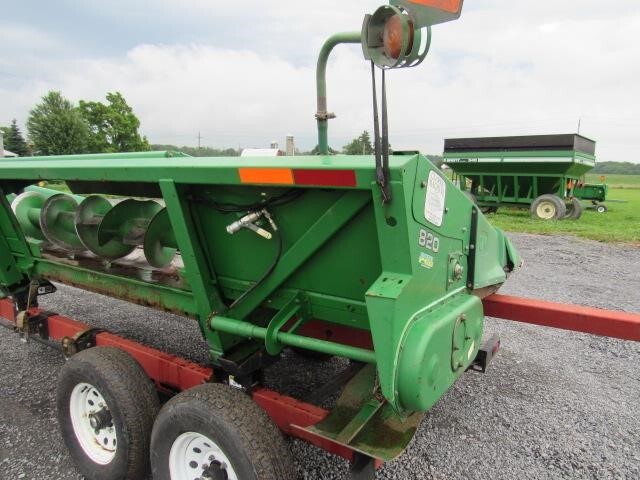 1996 Clarke 820 Corn Head