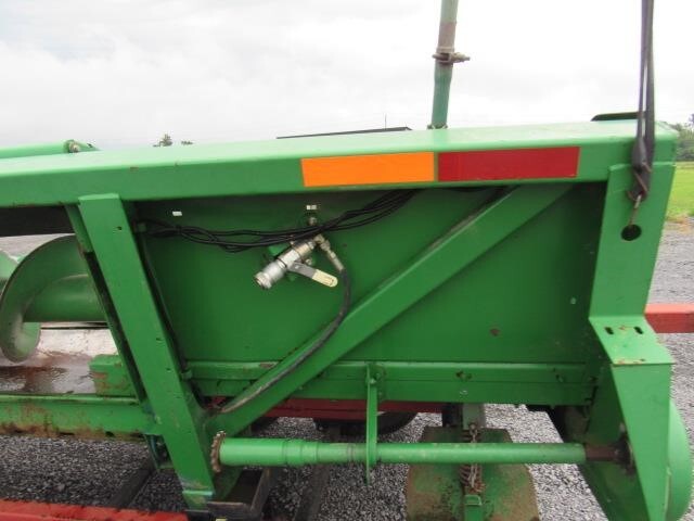 1996 Clarke 820 Corn Head