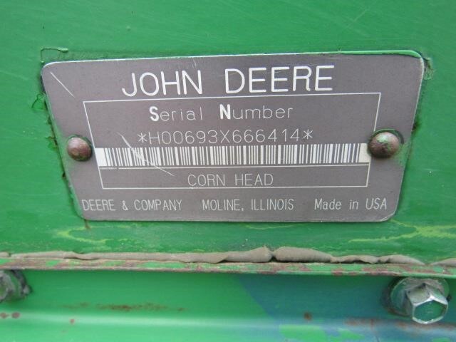 1996 Clarke 820 Corn Head