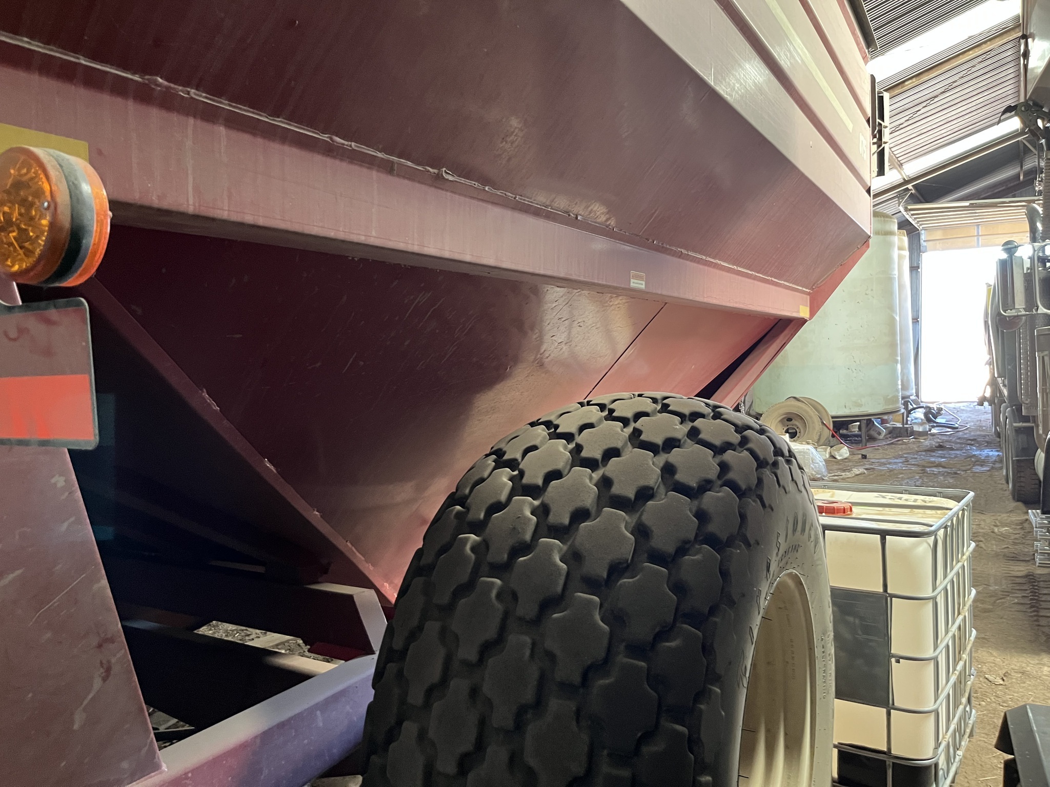 2014 J&M 875-18 Grain Cart
