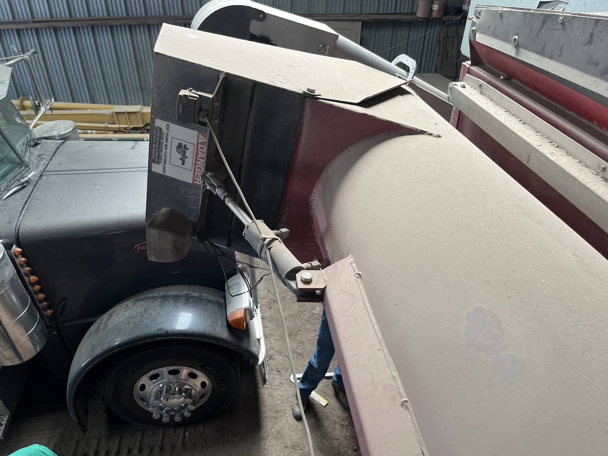 2014 J&M 875-18 Grain Cart