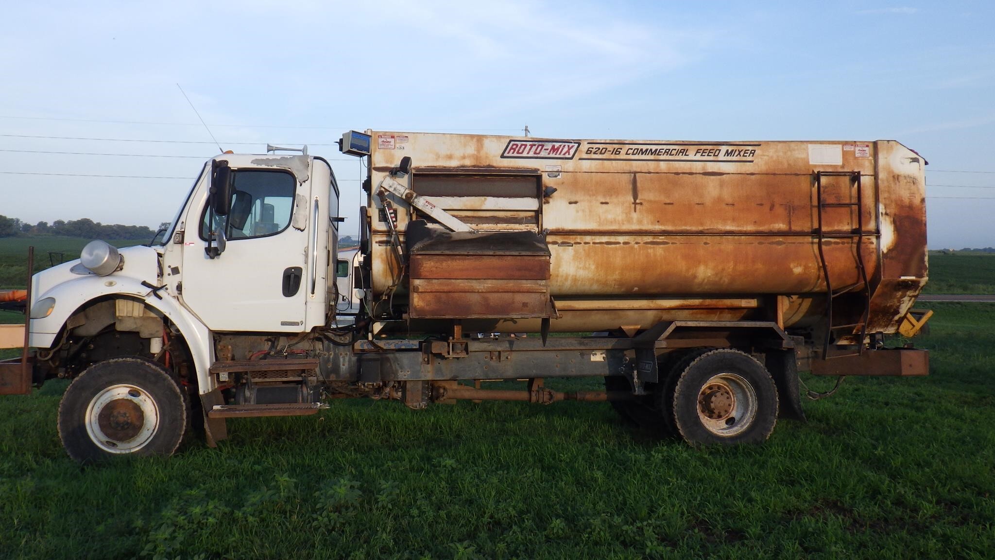 2006 Roto Mix 620-16 Grinders and Mixer