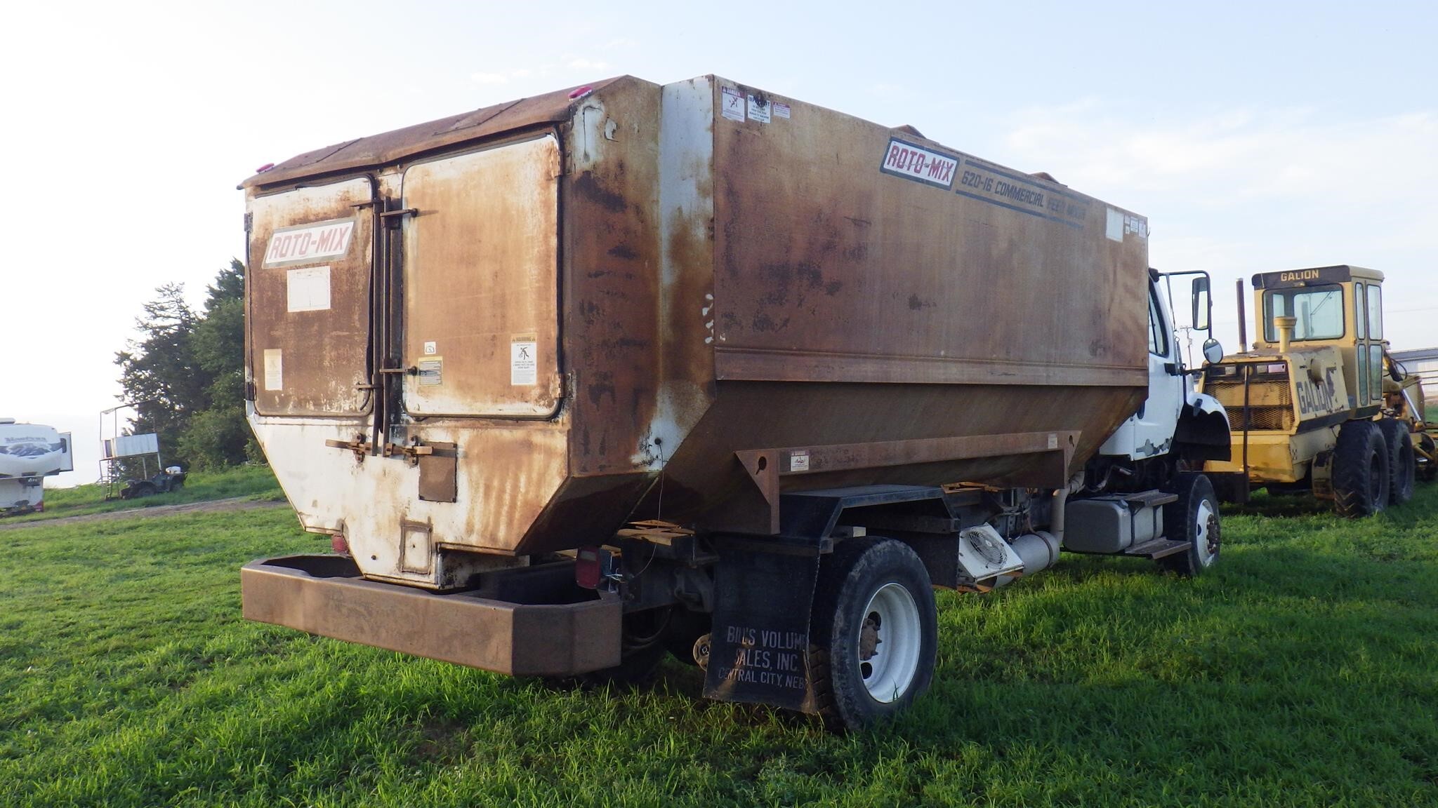 2006 Roto Mix 620-16 Grinders and Mixer