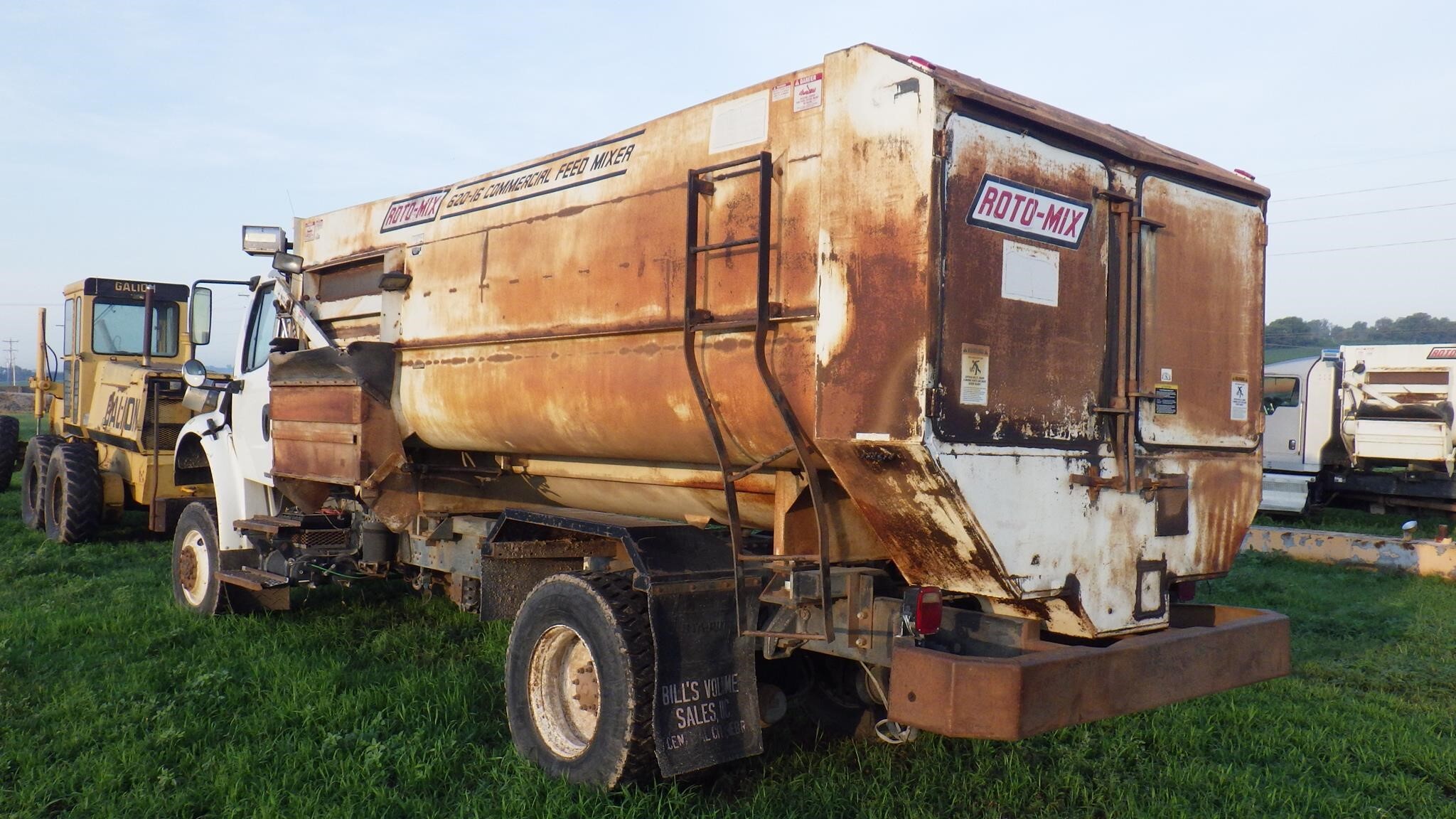 2006 Roto Mix 620-16 Grinders and Mixer