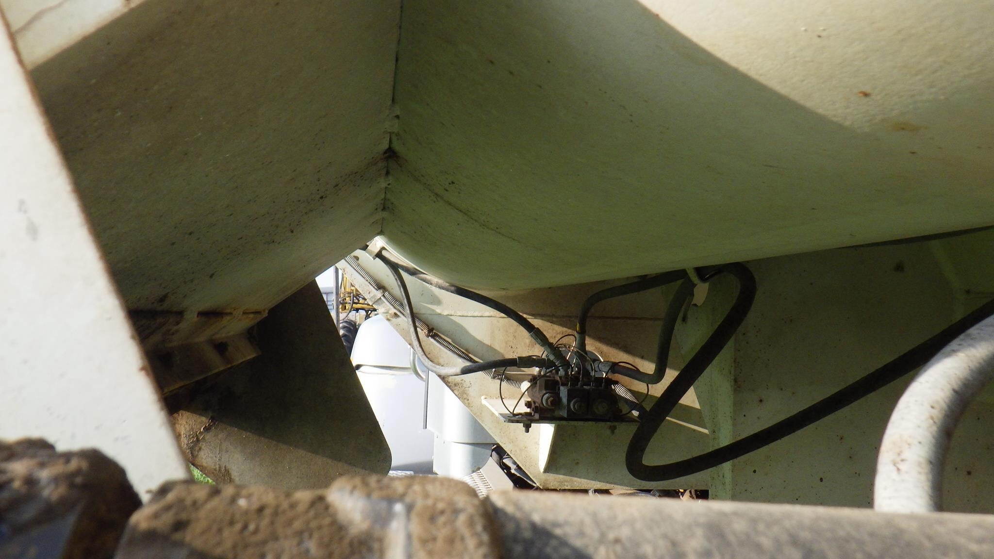 2012 Roto Mix 620-16 Grinders and Mixer