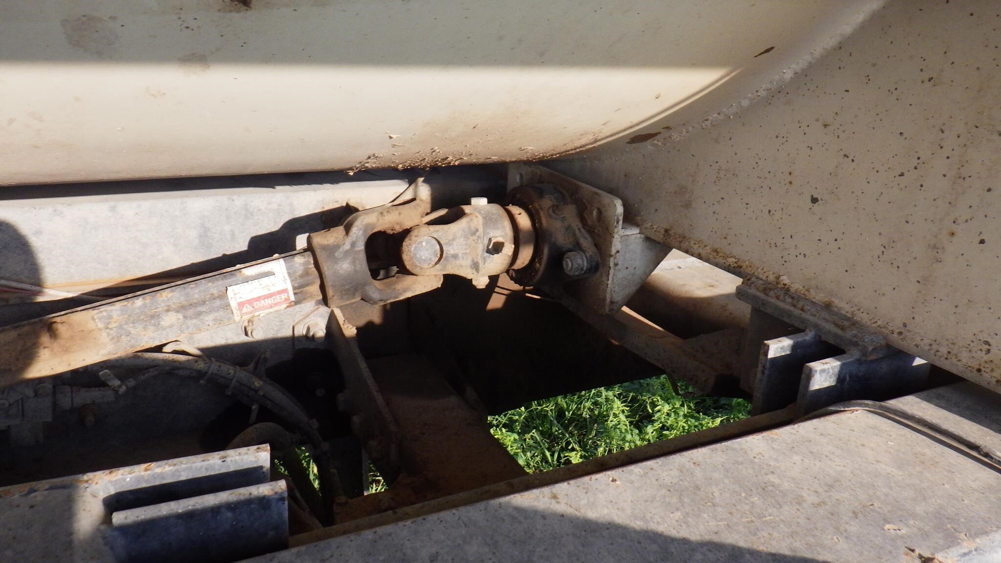 2012 Roto Mix 620-16 Grinders and Mixer