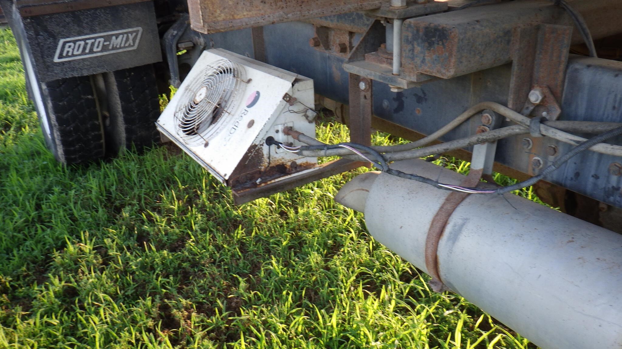 2006 Roto Mix 620-16 Grinders and Mixer
