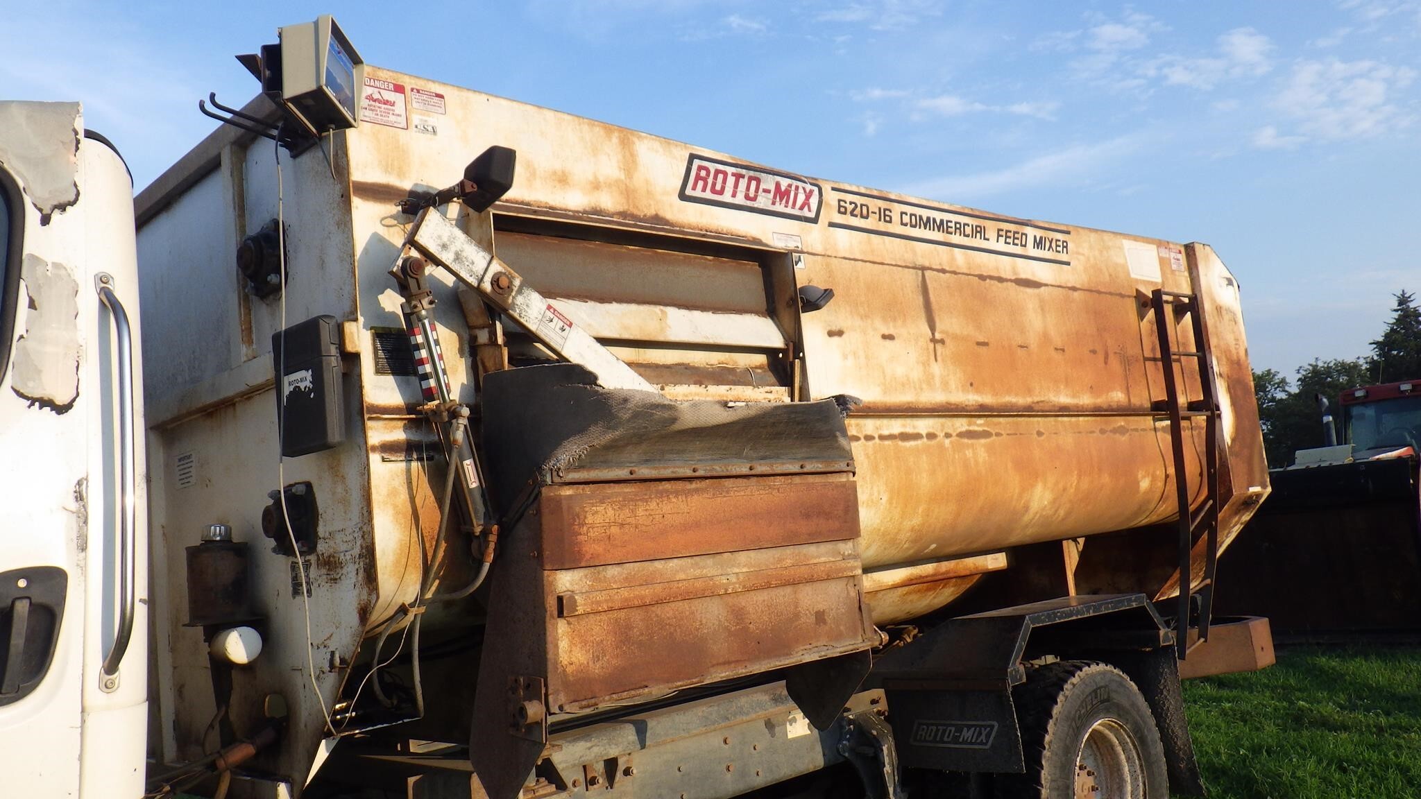 2006 Roto Mix 620-16 Grinders and Mixer