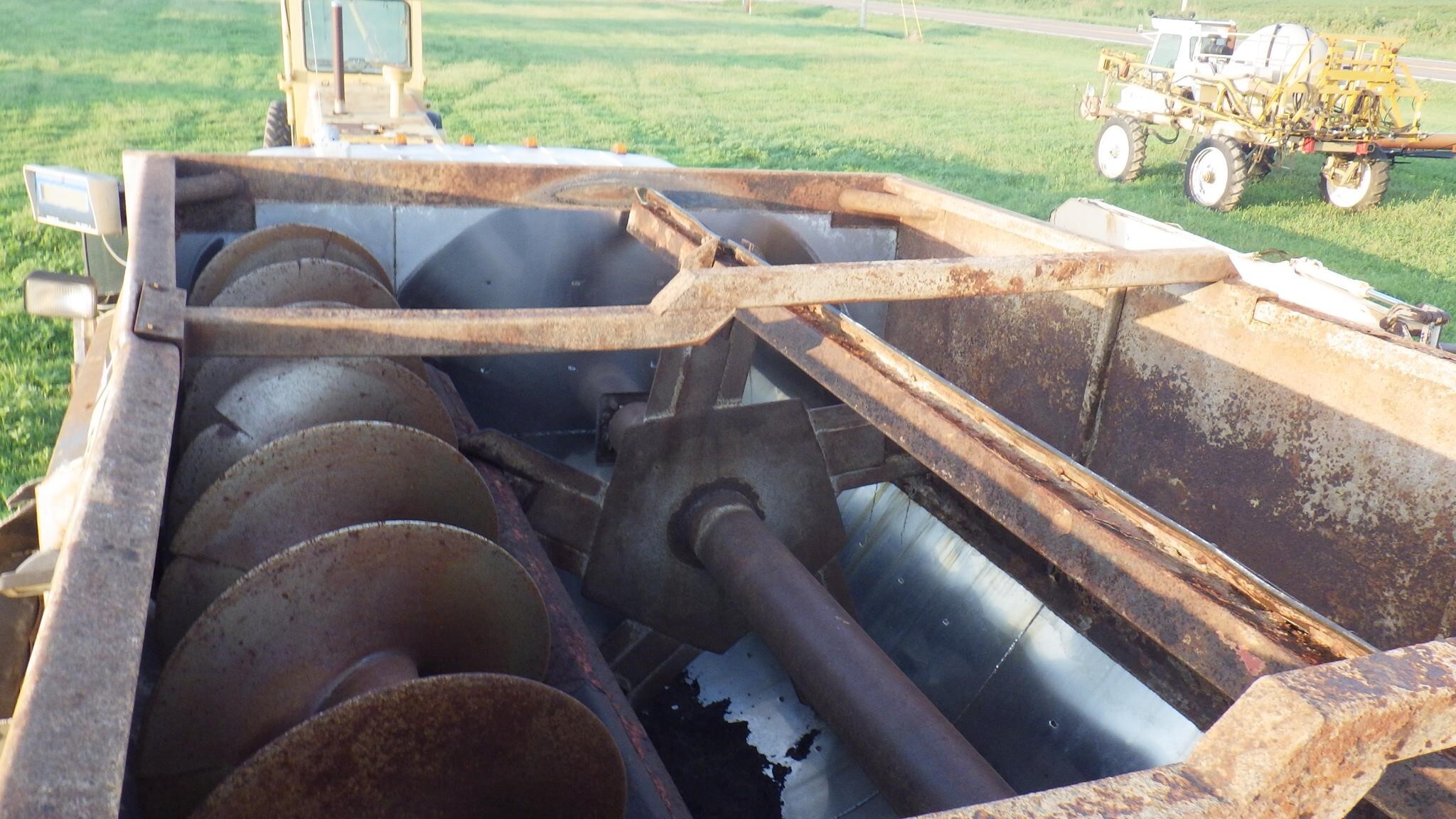 2006 Roto Mix 620-16 Grinders and Mixer