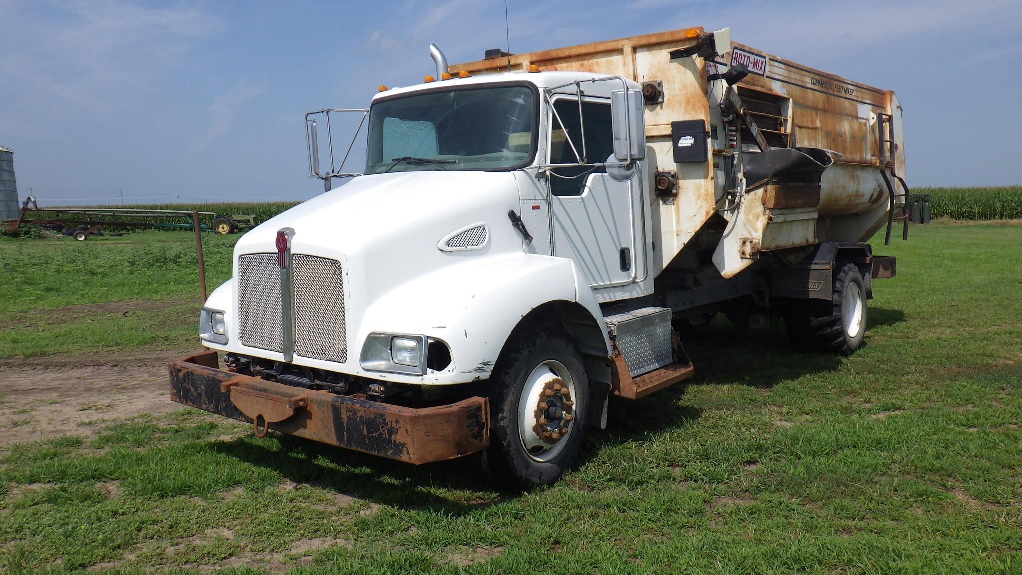 2004 Roto Mix 620-16 Grinders and Mixer