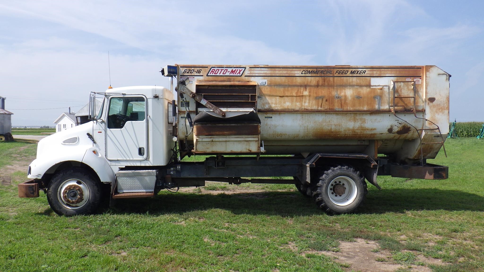 2004 Roto Mix 620-16 Grinders and Mixer