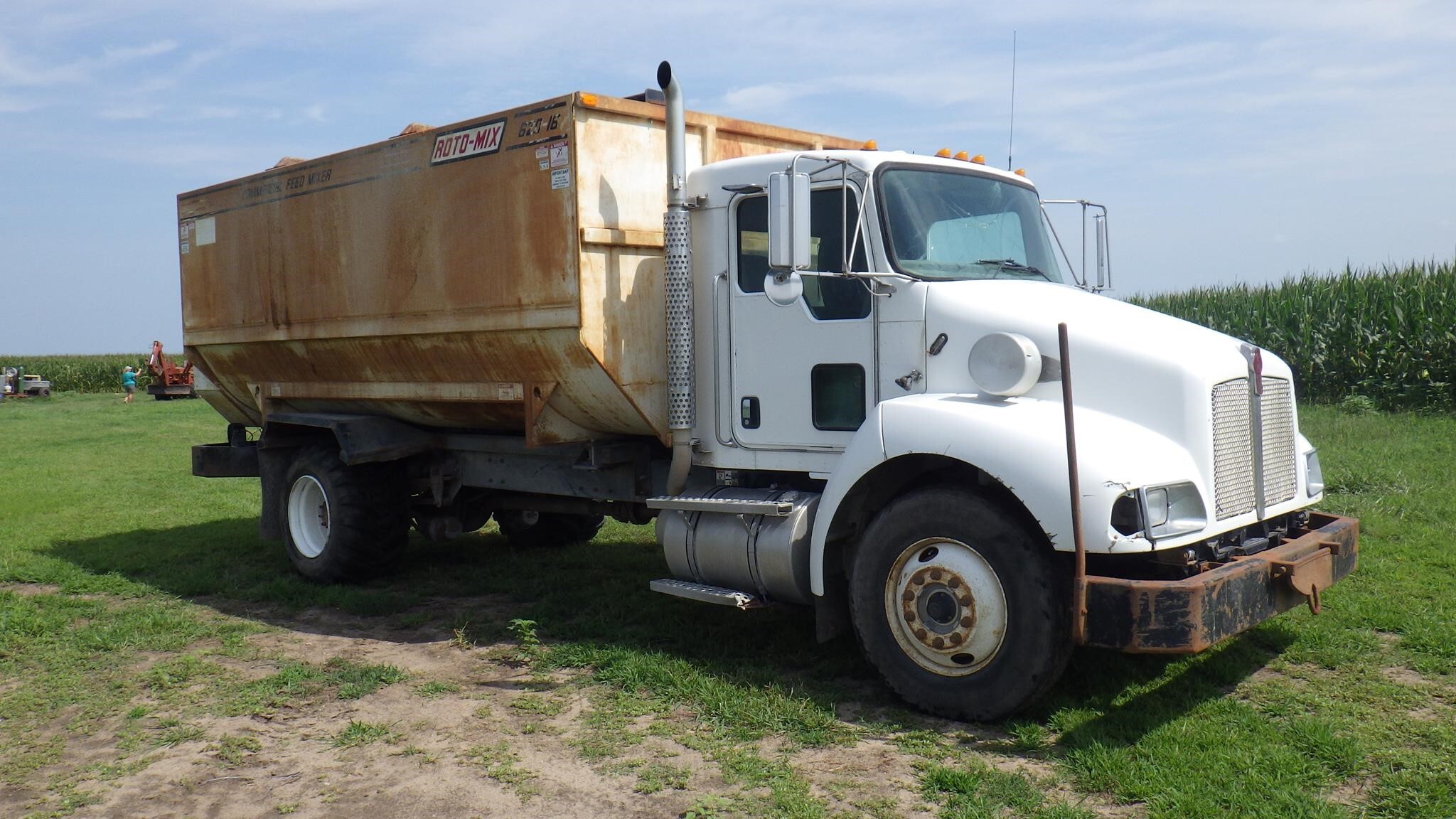 2004 Roto Mix 620-16 Grinders and Mixer