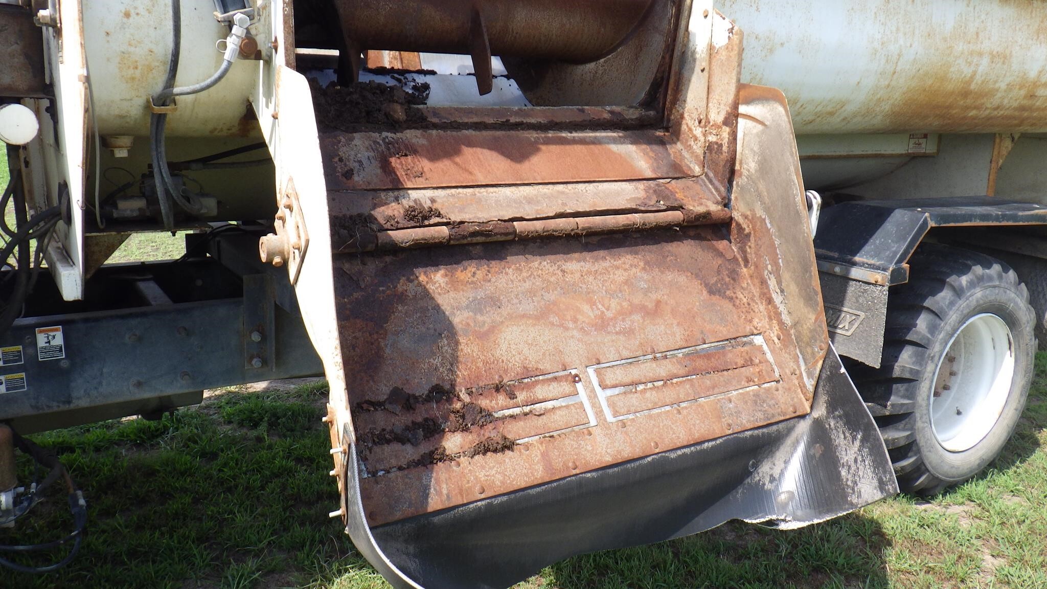 2004 Roto Mix 620-16 Grinders and Mixer