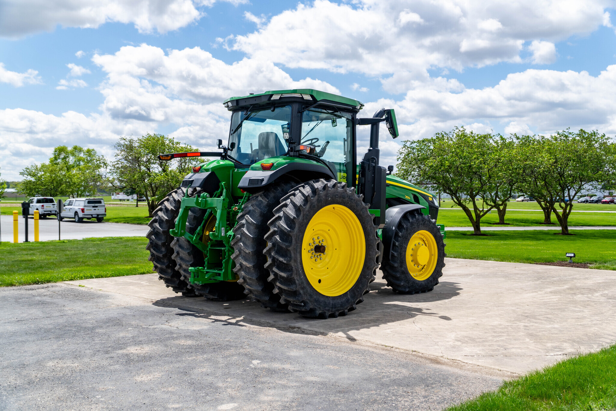 2023 John Deere 8R 250 Tractor