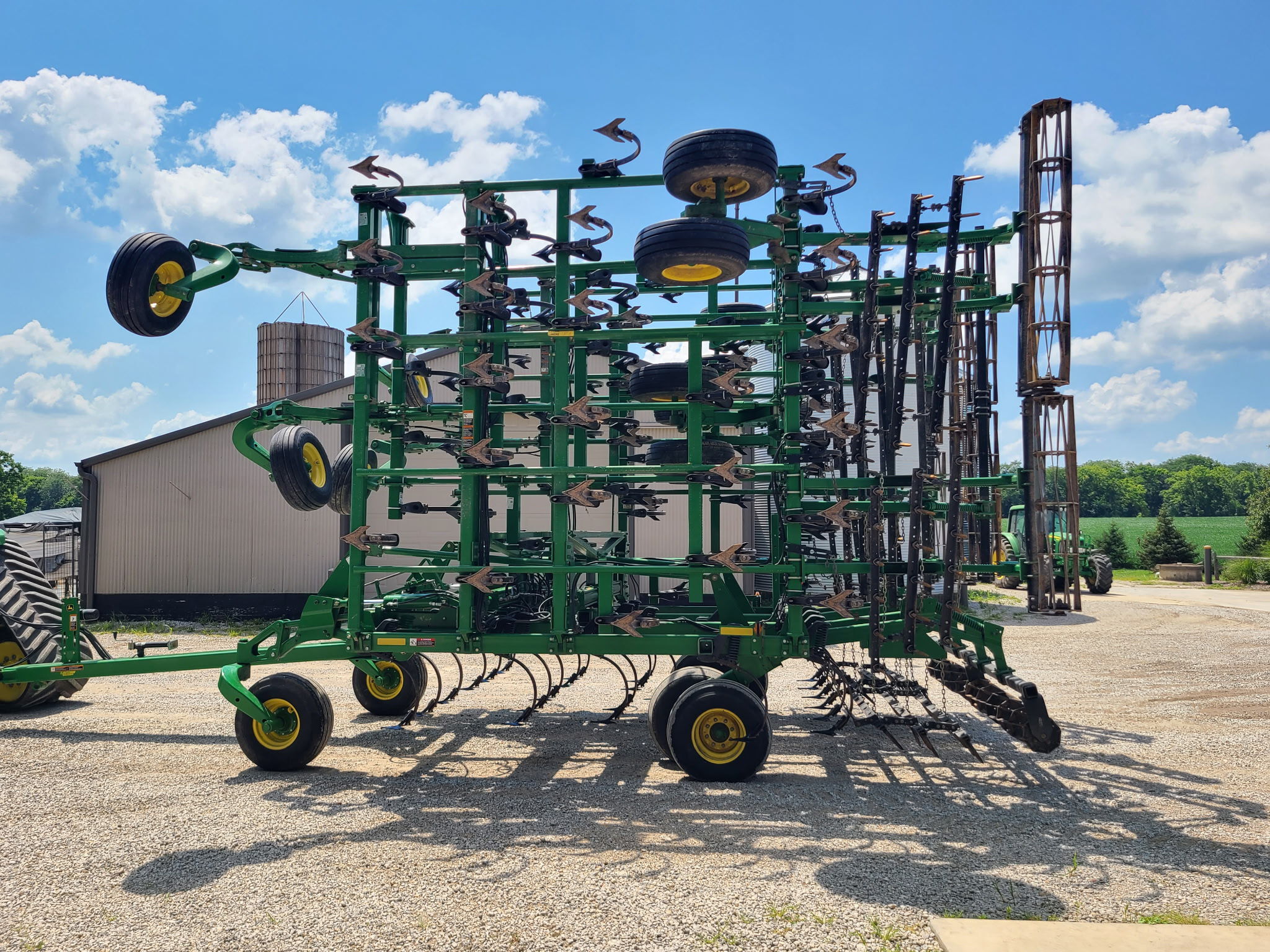 2011 John Deere 2210 Field Cultivator