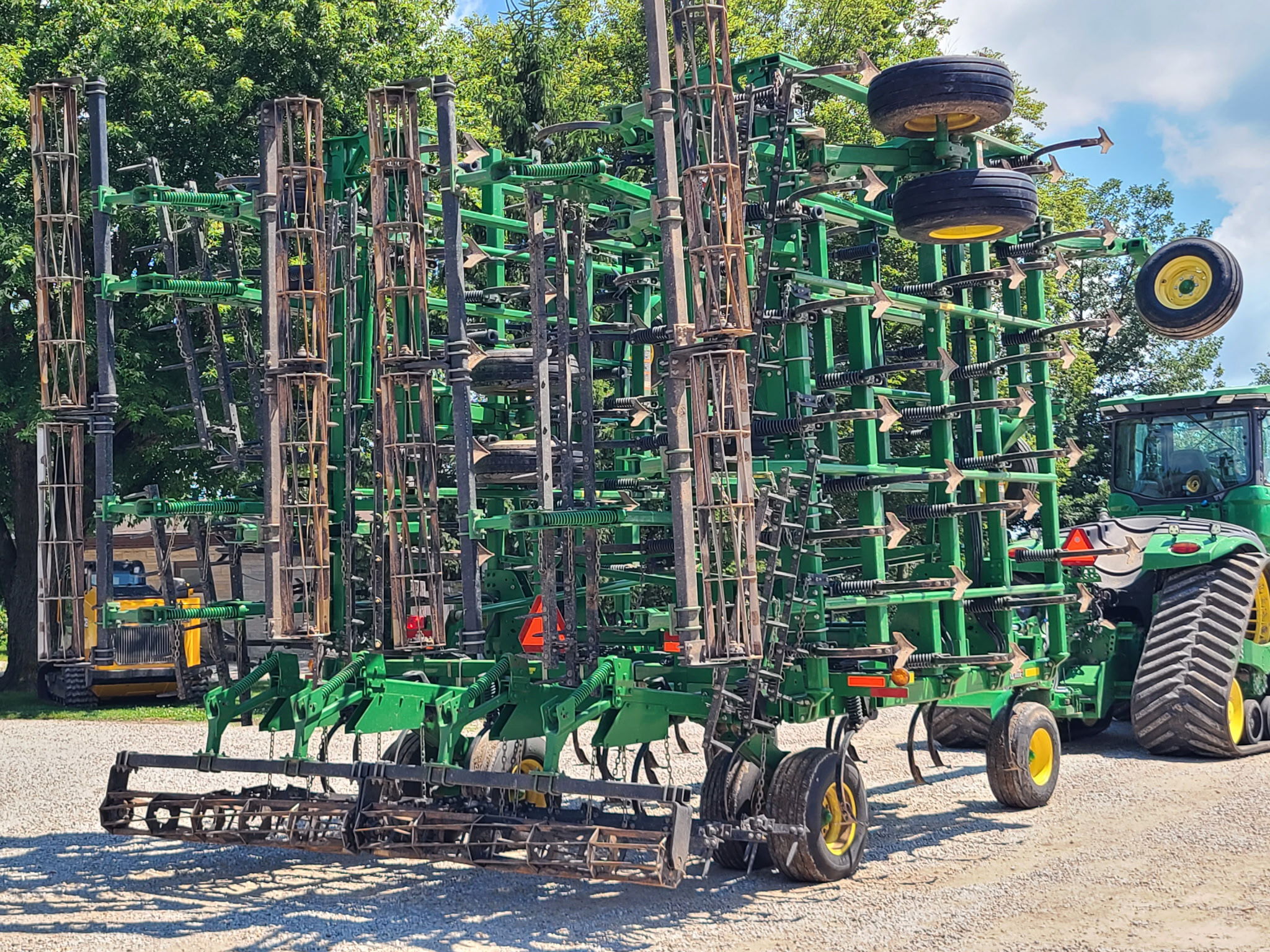 2011 John Deere 2210 Field Cultivator
