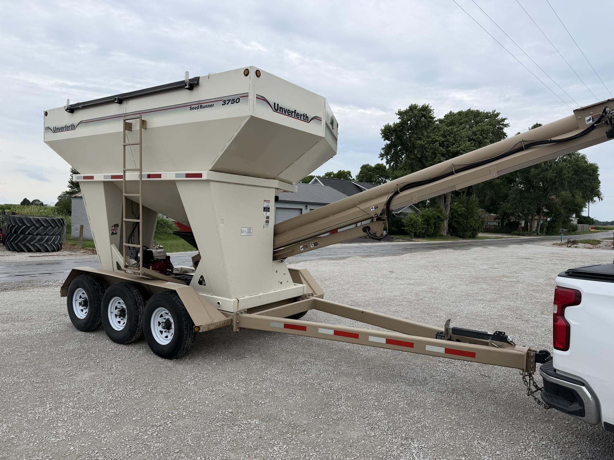  Unverferth 3750 Seed Tender