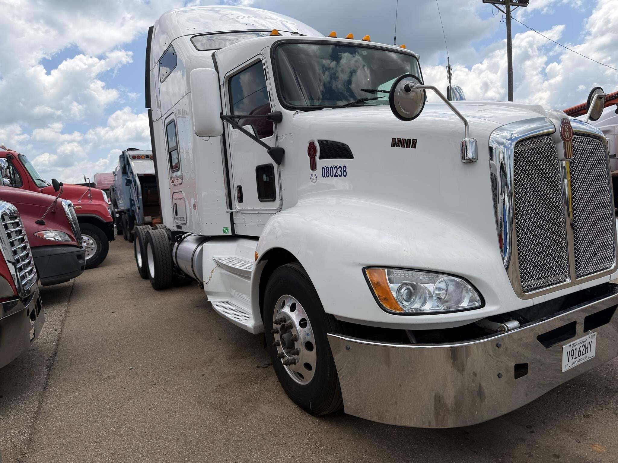 2013 Kenworth T660 Semi Trucks/Trailer