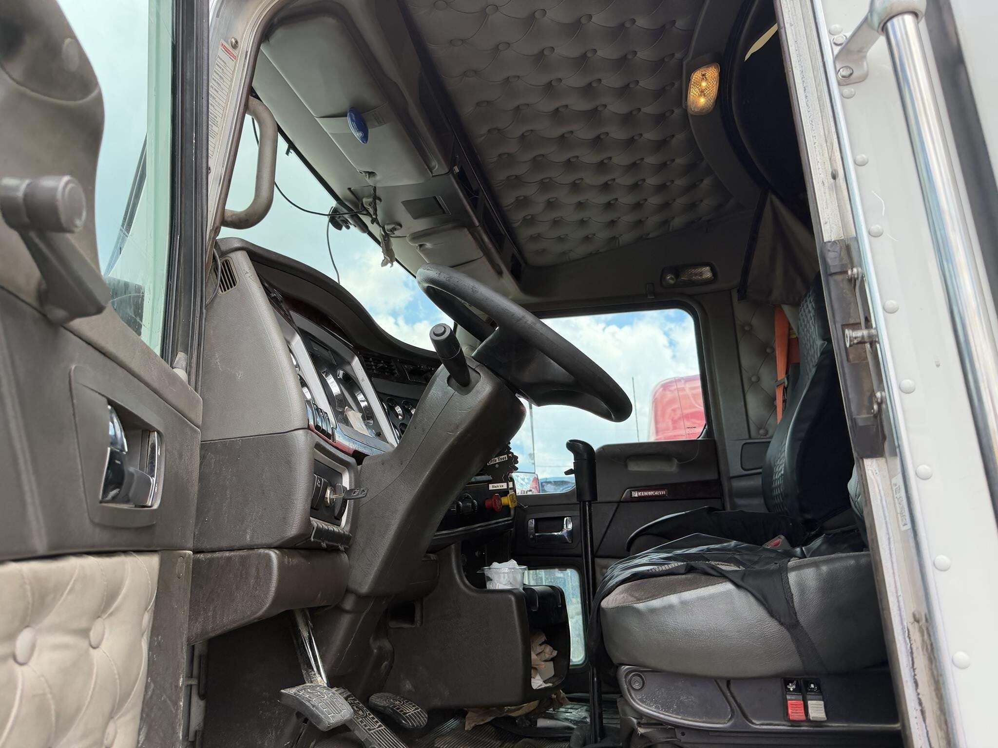 2013 Kenworth T660 Semi Trucks/Trailer