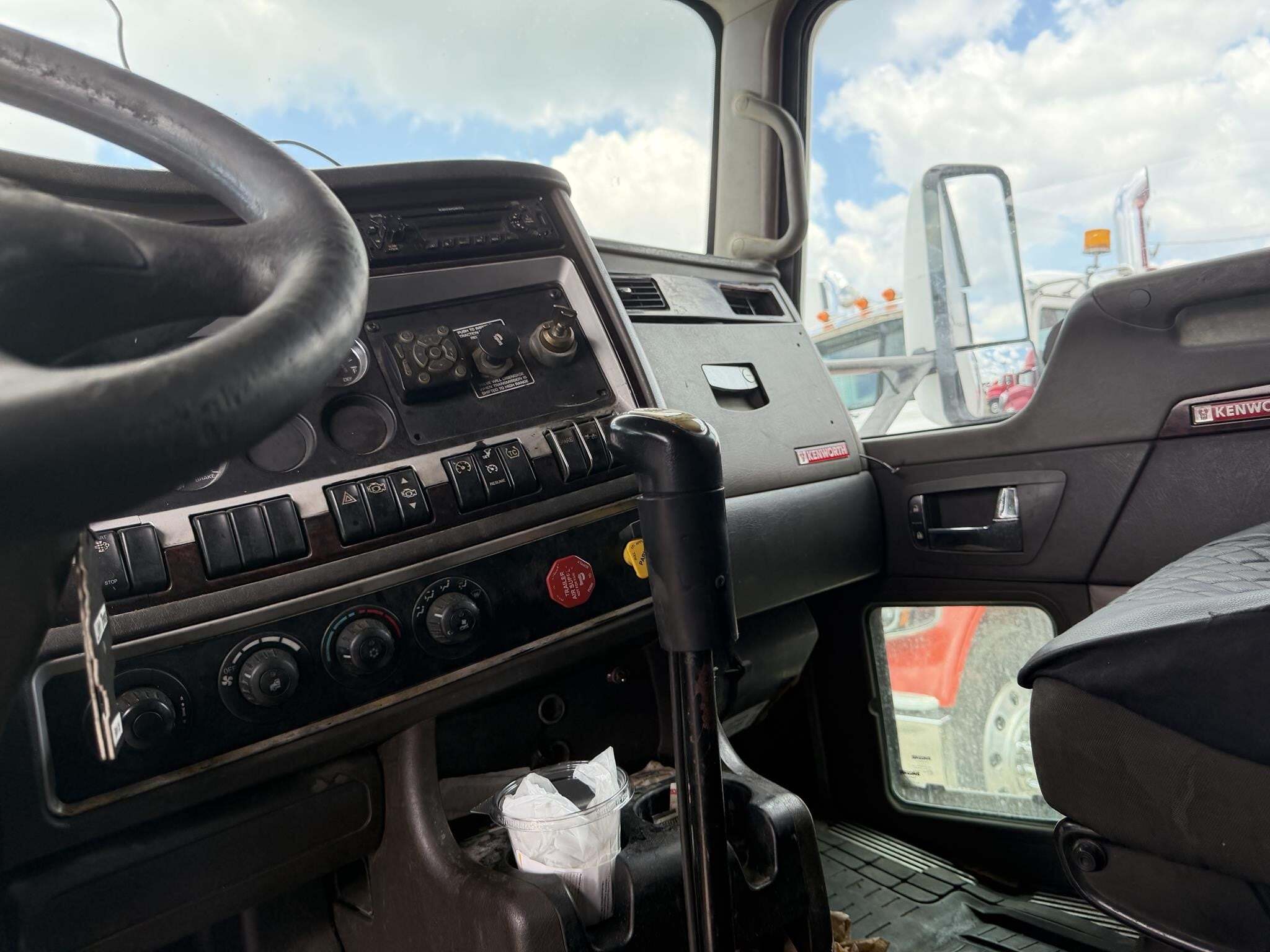 2013 Kenworth T660 Semi Trucks/Trailer