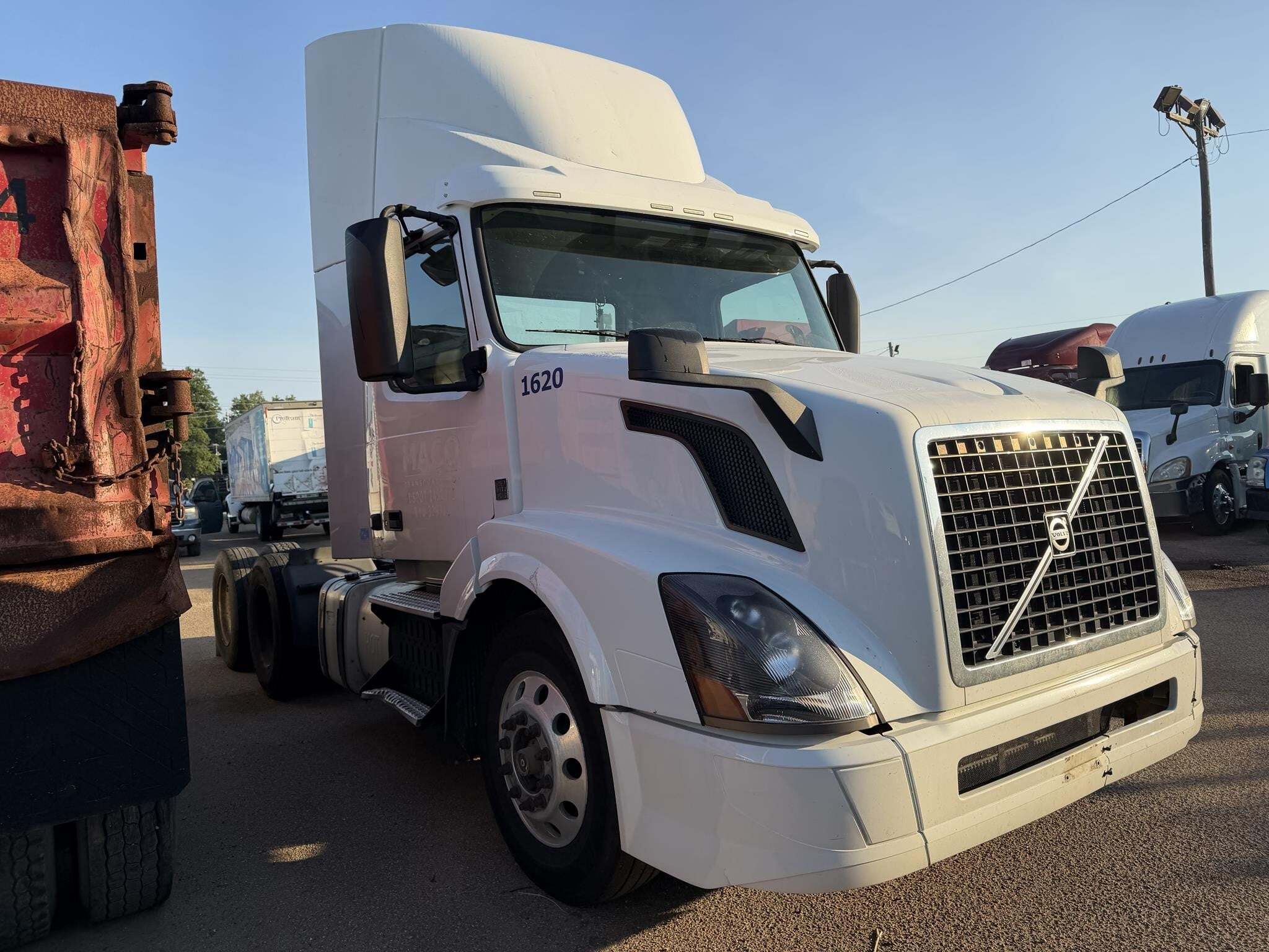 2017 Volvo VNL64T300 Semi Trucks/Trailer