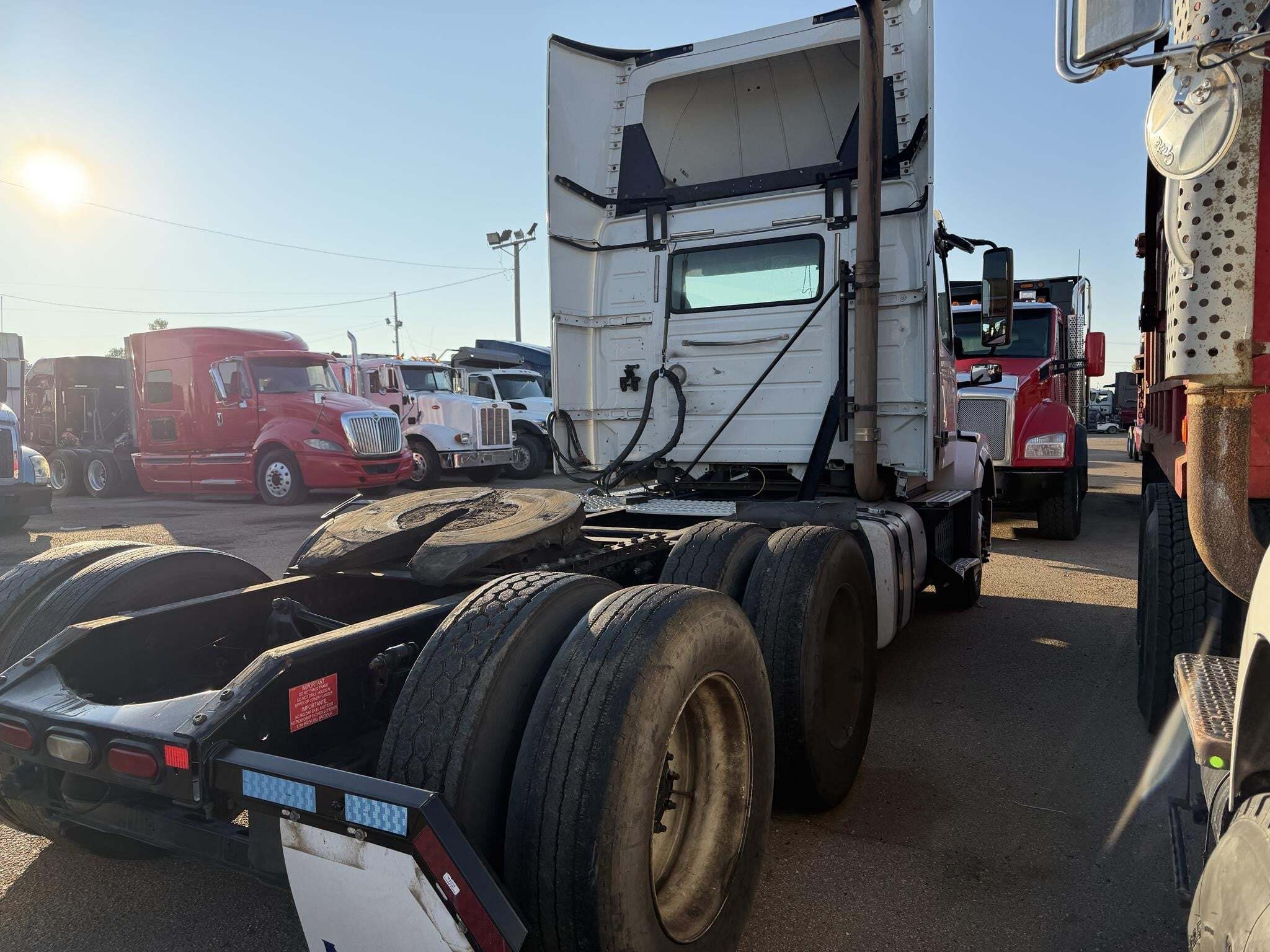 2017 Volvo VNL64T300 Semi Trucks/Trailer