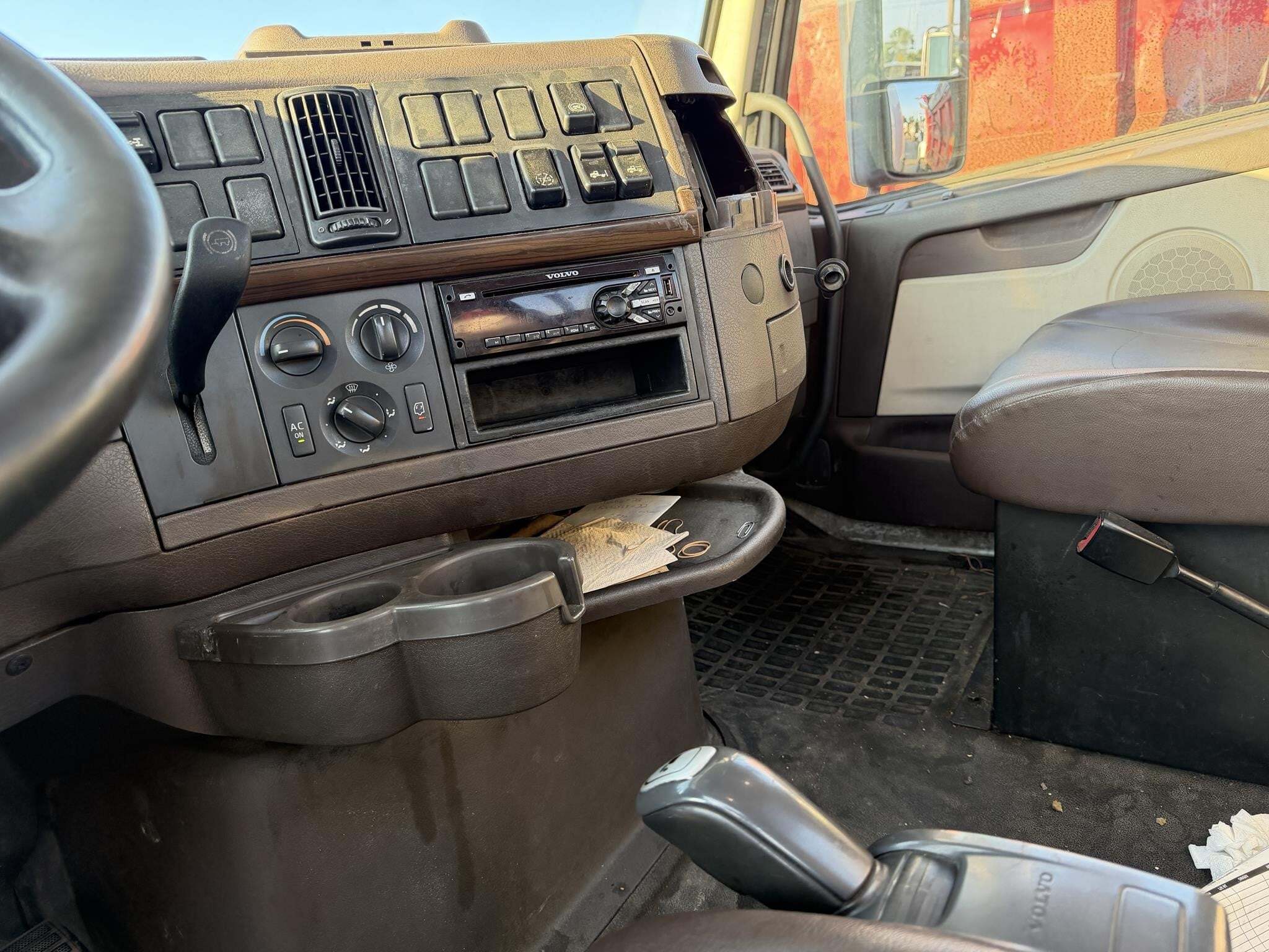 2017 Volvo VNL64T300 Semi Trucks/Trailer