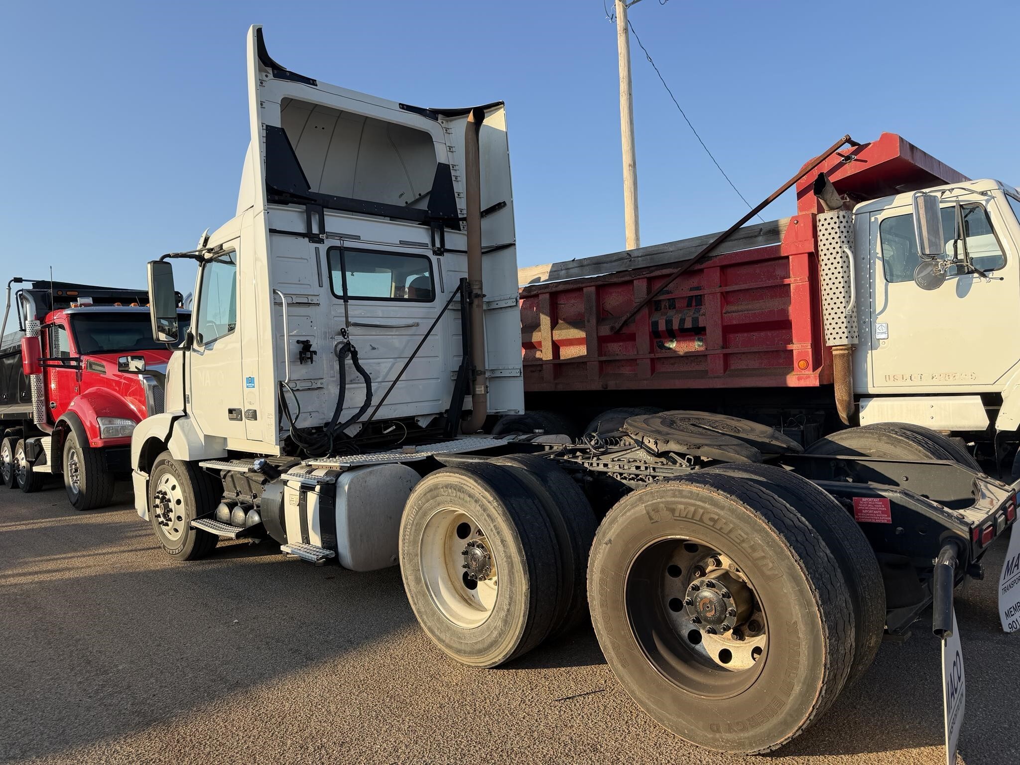 2017 Volvo VNL64T300 Semi Trucks/Trailer