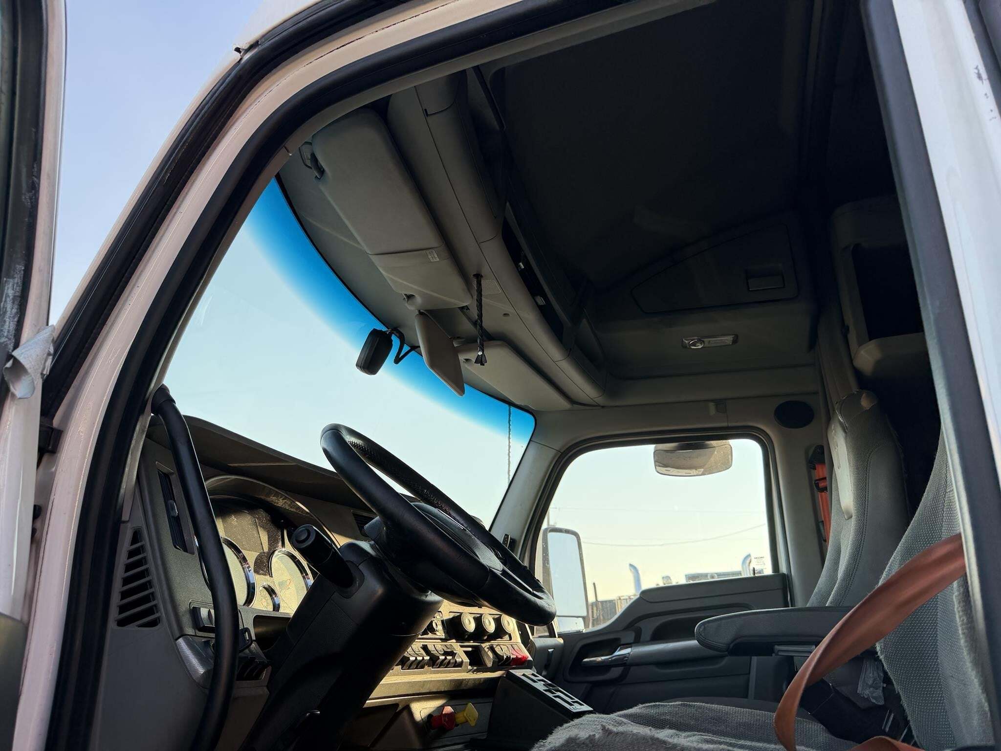 2018 Kenworth T680 Semi Trucks/Trailer