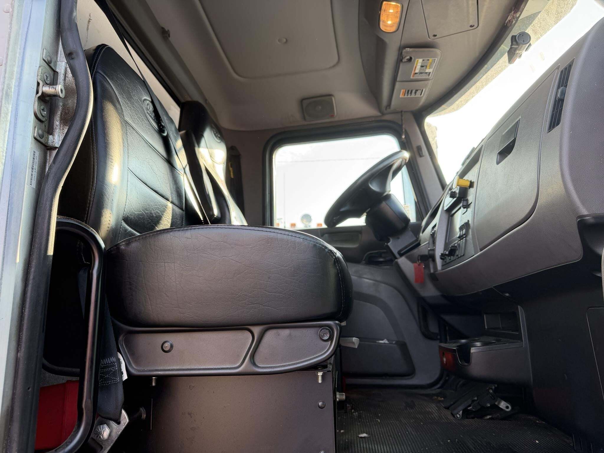 2017 Peterbilt 337 Semi Trucks/Trailer