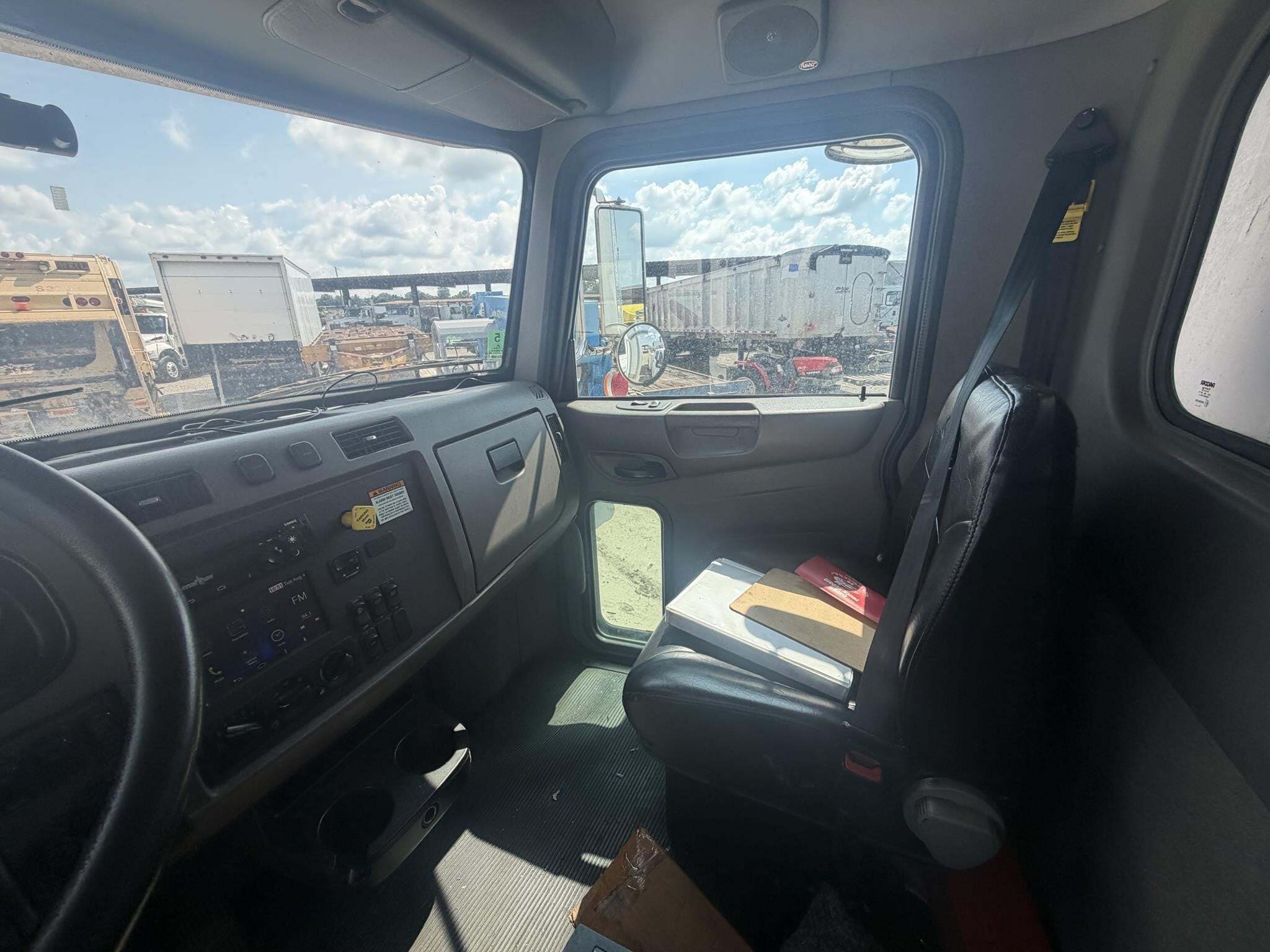 2017 Peterbilt 337 Semi Trucks/Trailer